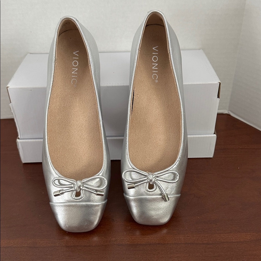 Vionic Klara Silver Flats, Size 8 - Picture 6 of 7